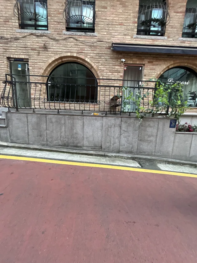 건물 담장 화강석 벽면 자국 제거 시공 후 모습