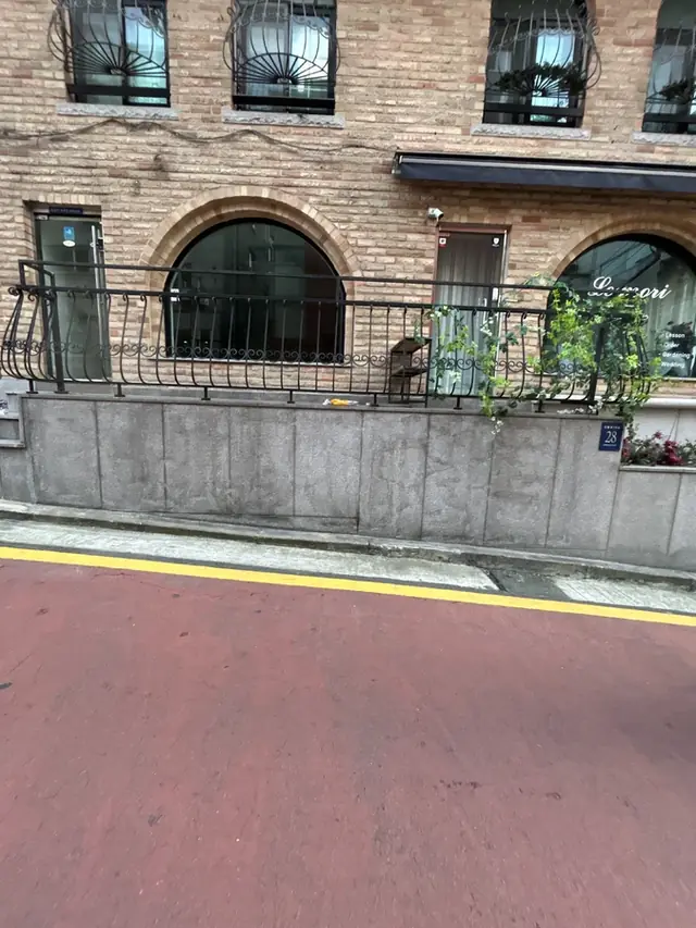 건물 하단 석재 벽 오염 제거 시공 후 모습