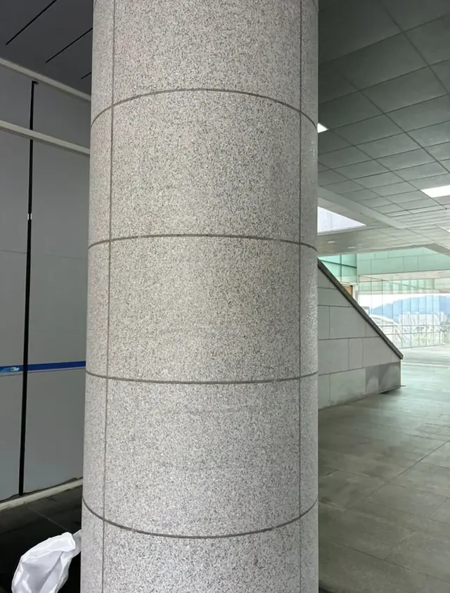 상가 통로 원형 기둥 자국 제거 시공 후 모습