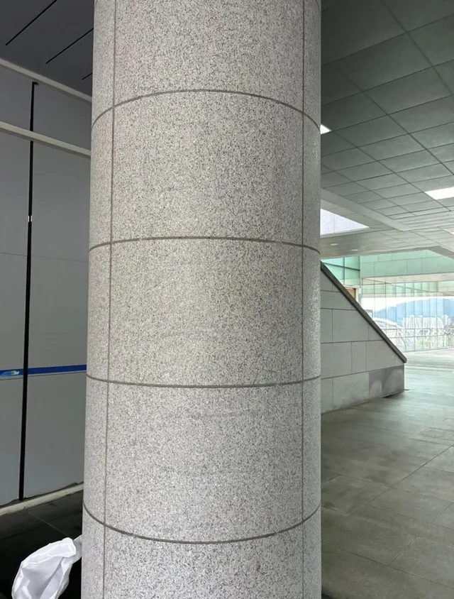 건물 기둥 마감재 이음선 실리콘 철거 시공 후 모습