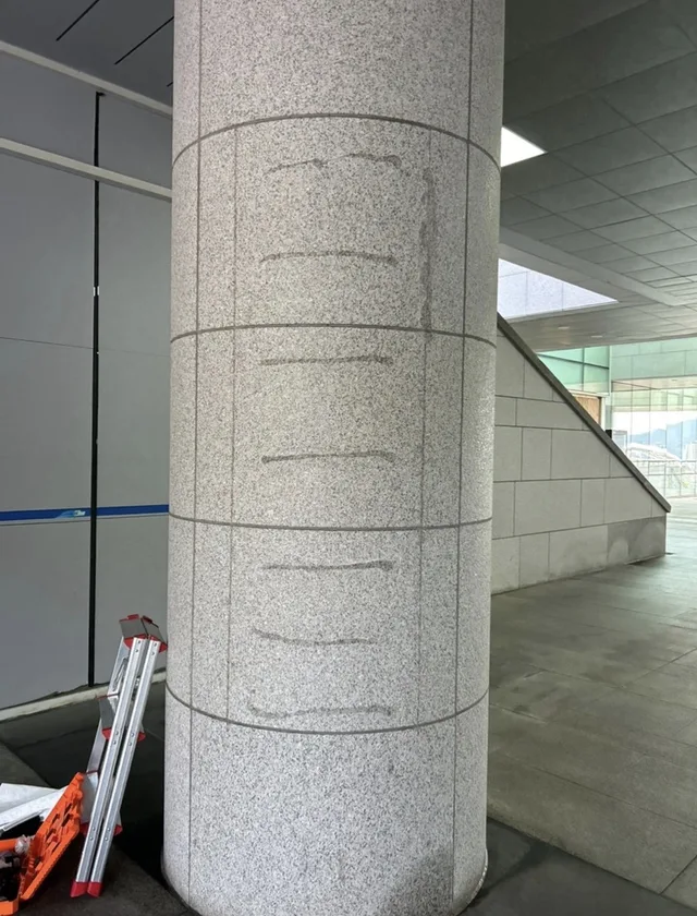 건물 기둥 마감재 이음선 실리콘 자국 시공 전 모습