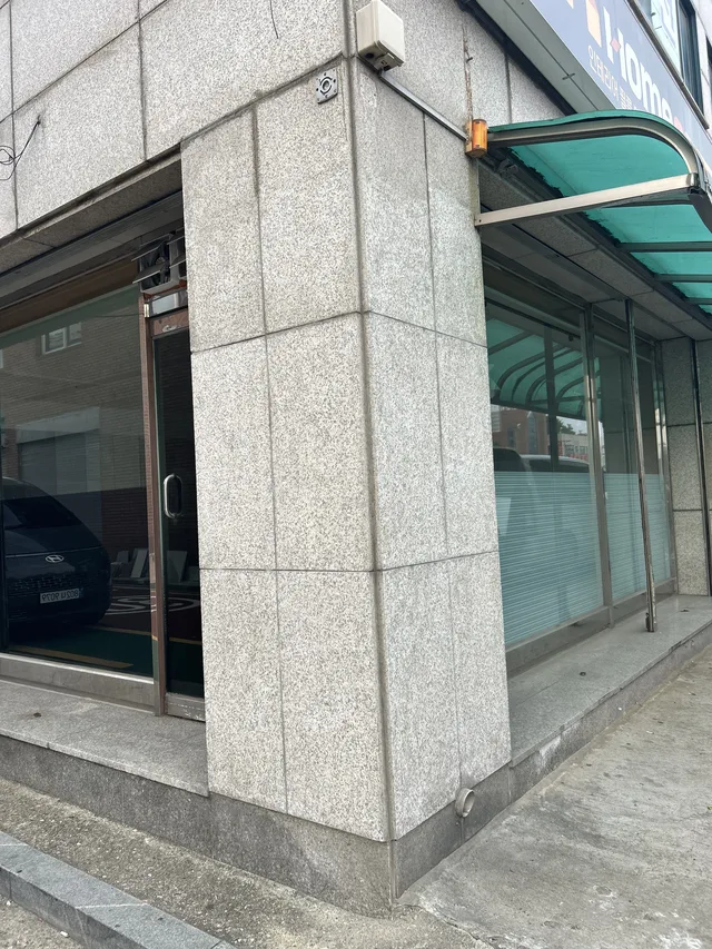 마포 건물 로비 대리석 마감 기둥 실리콘 제거 시공 후 모습