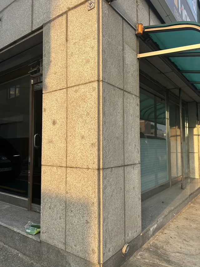 마포 건물 로비 대리석 마감 기둥 실리콘 자국 시공 전 모습
